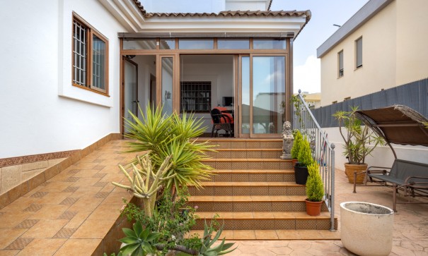 Venta - Chalet Independiente -
Los Montesinos - La Herrada