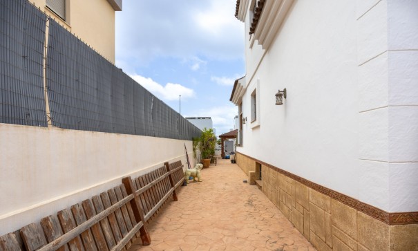 Venta - Chalet Independiente -
Los Montesinos - La Herrada