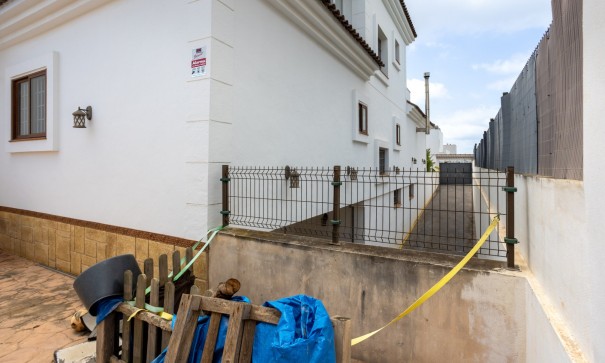 Venta - Chalet Independiente -
Los Montesinos - La Herrada