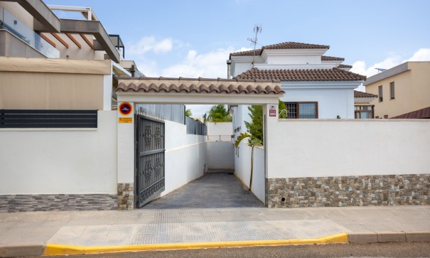 Venta - Chalet Independiente -
Los Montesinos - La Herrada