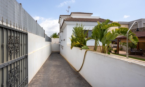 Venta - Chalet Independiente -
Los Montesinos - La Herrada