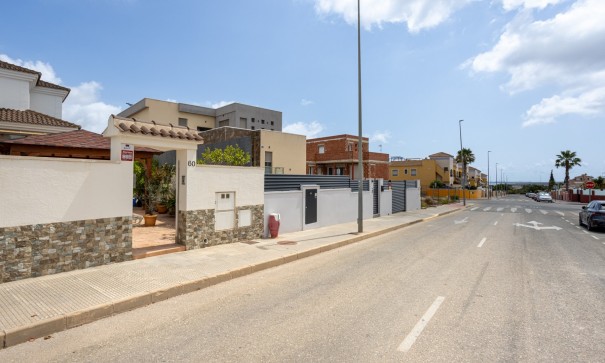 Venta - Chalet Independiente -
Los Montesinos - La Herrada