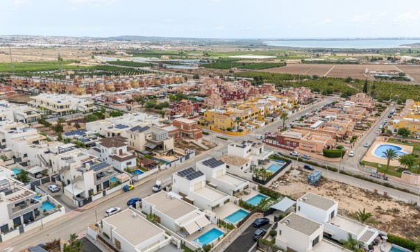 Venta - Chalet Independiente -
Los Montesinos - La Herrada