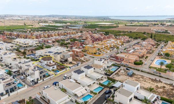 Venta - Chalet Independiente -
Los Montesinos - La Herrada