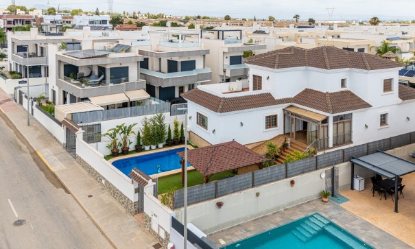 Venta - Chalet Independiente -
Los Montesinos - La Herrada