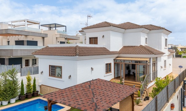 Venta - Chalet Independiente -
Los Montesinos - La Herrada