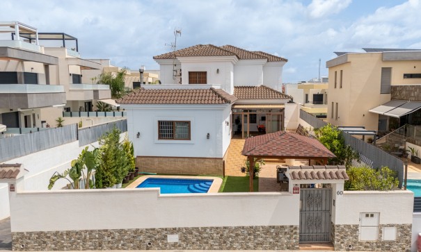 Venta - Chalet Independiente -
Los Montesinos - La Herrada