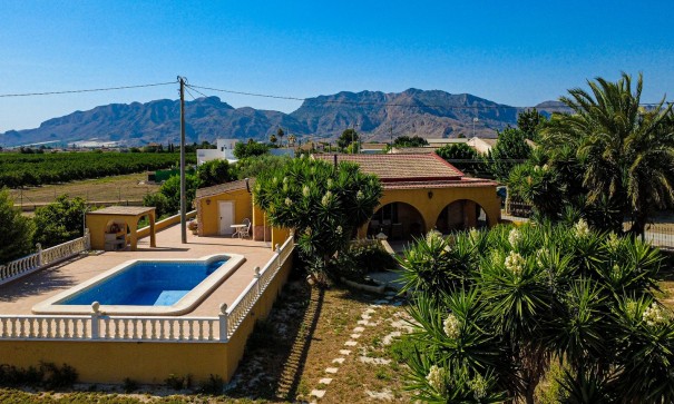 Herverkoop - Finca Landelijk pand -
Orihuela