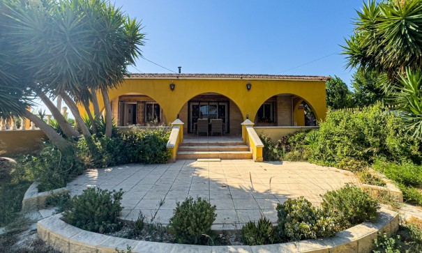 Herverkoop - Finca Landelijk pand -
Orihuela