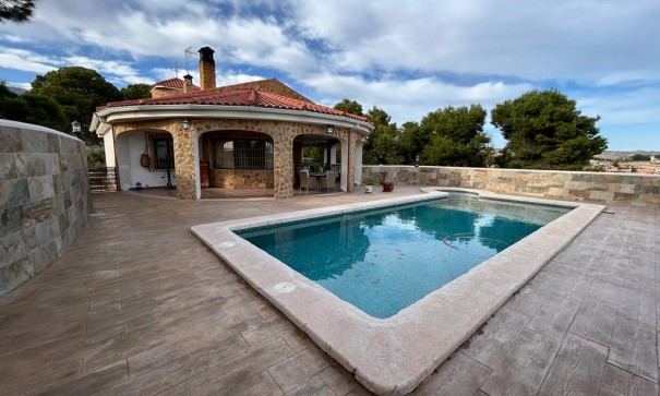 Videresalg - Finca landejendom -
Crevillente