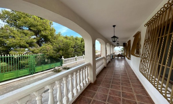 Videresalg - Finca landejendom -
Crevillente