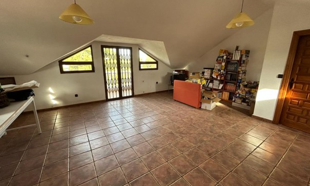 Videresalg - Finca landejendom -
Crevillente