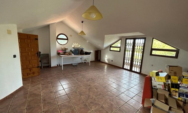 Videresalg - Finca landejendom -
Crevillente