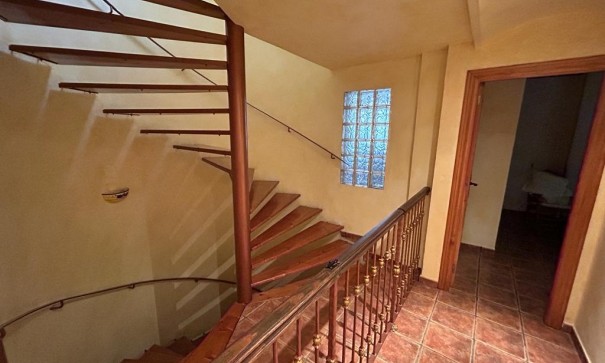 Videresalg - Finca landejendom -
Crevillente