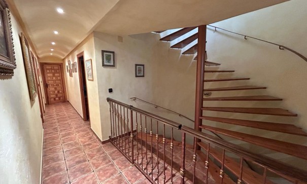 Videresalg - Finca landejendom -
Crevillente