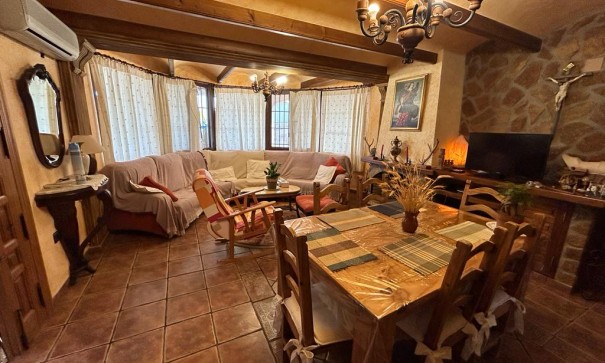 Videresalg - Finca landejendom -
Crevillente