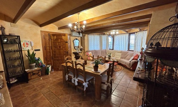 Videresalg - Finca landejendom -
Crevillente