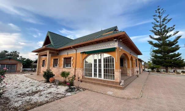 Videresalg - Finca landejendom -
Catral