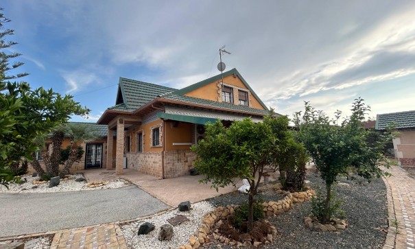 Videresalg - Finca landejendom -
Catral