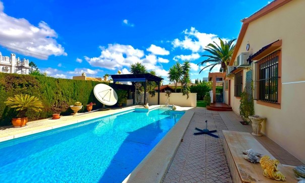 Venta - Chalet Independiente -
Cabo Roig - Costa blanca