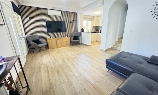 Återförsäljning - Fristående villa -
Villamartín