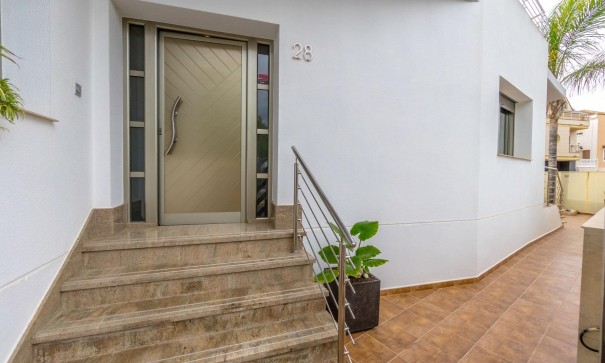 Återförsäljning - Fristående villa -
Rojales