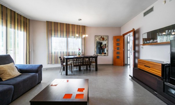 Återförsäljning - Fristående villa -
Rojales