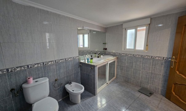 Videresalg - Byhus -
SAX