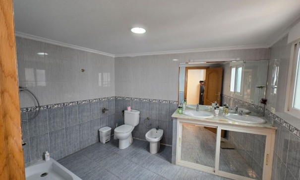 Videresalg - Byhus -
SAX