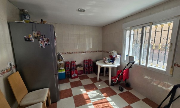 Videresalg - Byhus -
SAX