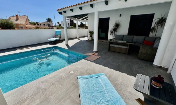 Herverkoop - Vrijstaande Villa -
Punta Prima