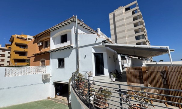 Herverkoop - Vrijstaande Villa -
Punta Prima