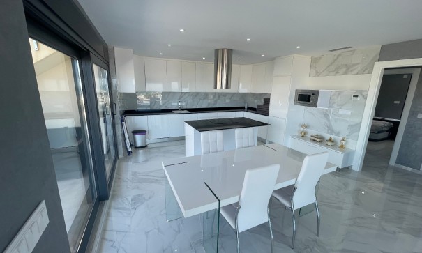 Herverkoop - Halfvrijstaande villa -
La Mata