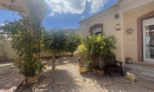 Återförsäljning - Fristående villa -
Algorfa