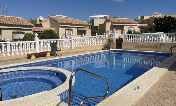 Återförsäljning - Fristående villa -
Algorfa