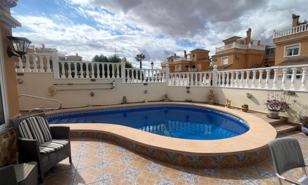 Återförsäljning - Fristående villa -
Algorfa