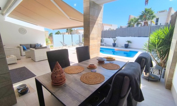 Videresalg - Fritliggende villa -
Algorfa