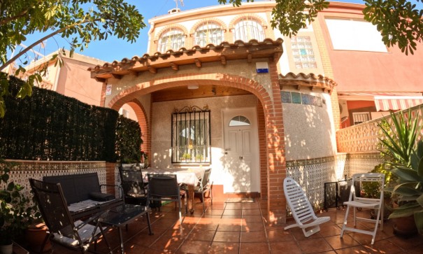 Sale - Terraced house / Townhouse -
Torrevieja - El Acequión - Los Náufragos