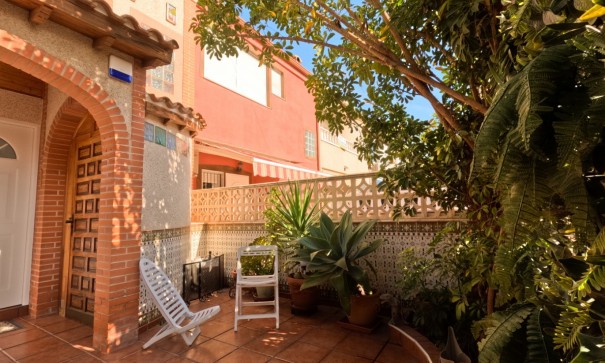 Sale - Terraced house / Townhouse -
Torrevieja - El Acequión - Los Náufragos