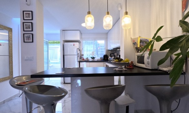 Sale - Terraced house / Townhouse -
Torrevieja - El Acequión - Los Náufragos