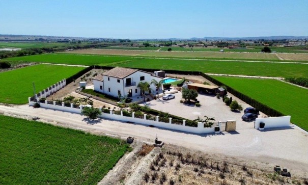 Videresalg - Finca landejendom -
Dolores