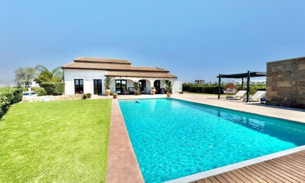 Videresalg - Finca landejendom -
Dolores