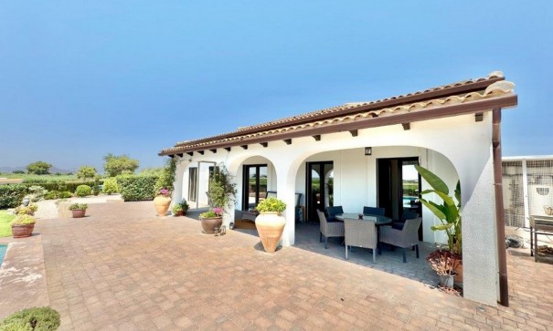 Videresalg - Finca landejendom -
Dolores