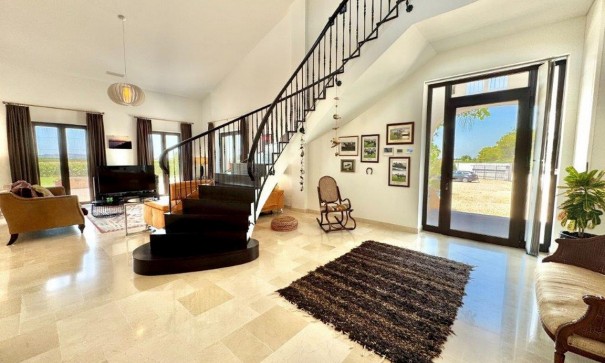 Videresalg - Finca landejendom -
Dolores