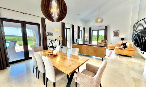 Videresalg - Finca landejendom -
Dolores