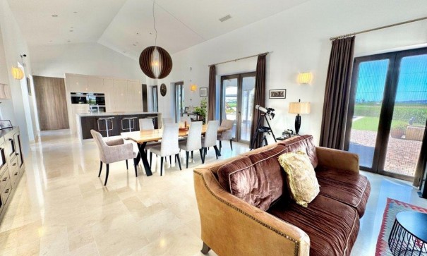 Videresalg - Finca landejendom -
Dolores