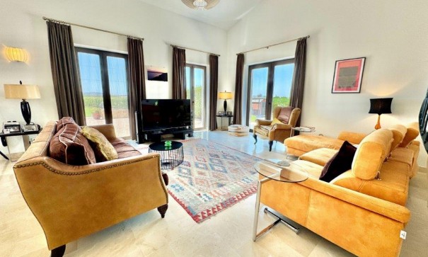 Videresalg - Finca landejendom -
Dolores