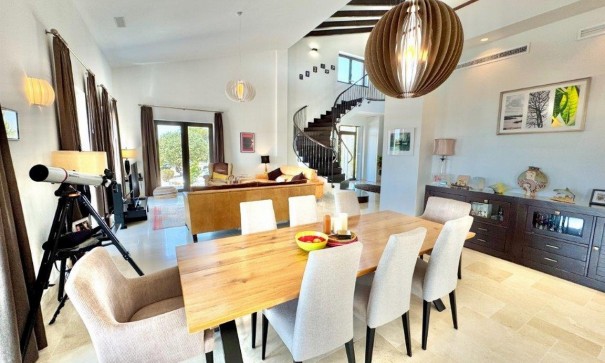 Videresalg - Finca landejendom -
Dolores