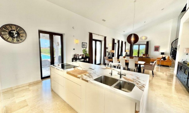 Videresalg - Finca landejendom -
Dolores