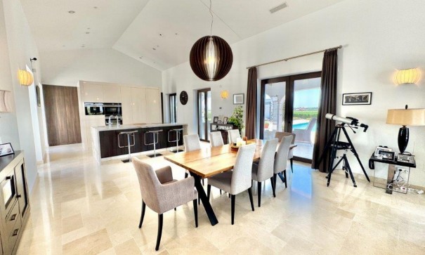 Videresalg - Finca landejendom -
Dolores